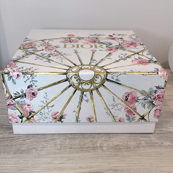 Christian Dior Floral Gift Box 🎁🌹 Great condition! - Picture 2 of 6